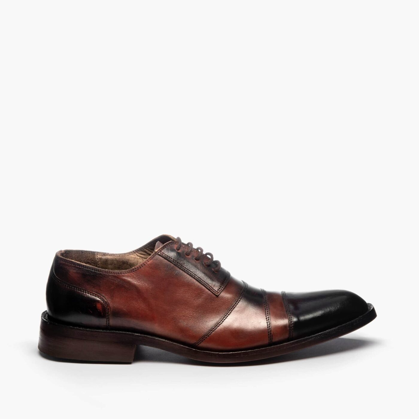 Aportan estilo y exclusividad Destacan tu outfit con su corte oxford y estética “tribanda”.