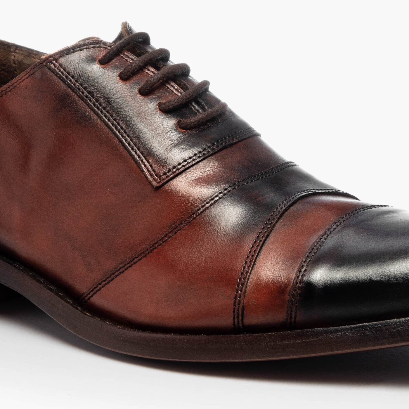 Aportan estilo y exclusividad Destacan tu outfit con su corte oxford y estética “tribanda”.