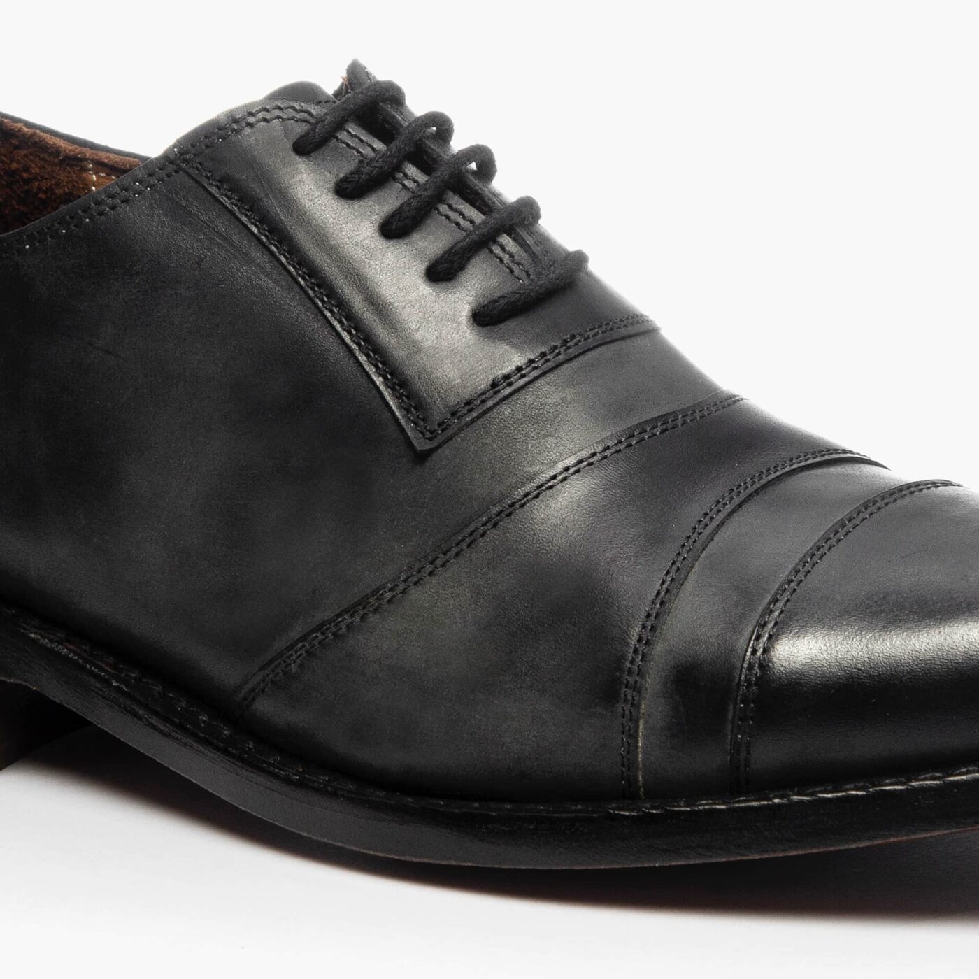 Aportan estilo y exclusividad Destacan tu outfit con su corte oxford y estética “tribanda”.