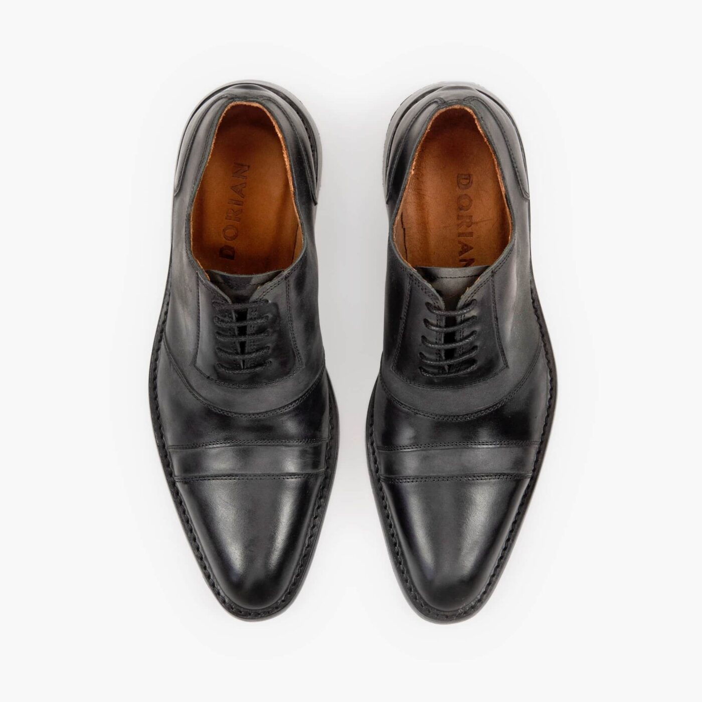 Aportan estilo y exclusividad Destacan tu outfit con su corte oxford y estética “tribanda”.