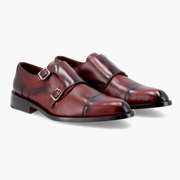 Caracterizados por su doble hebilla aportan el balance adecuado que necesita un variado armario de zapatos Este exclusivo modelo Monkstrap resulta perfecto para vestirse con traje en el día a día, remarcando su distinguida capellada.