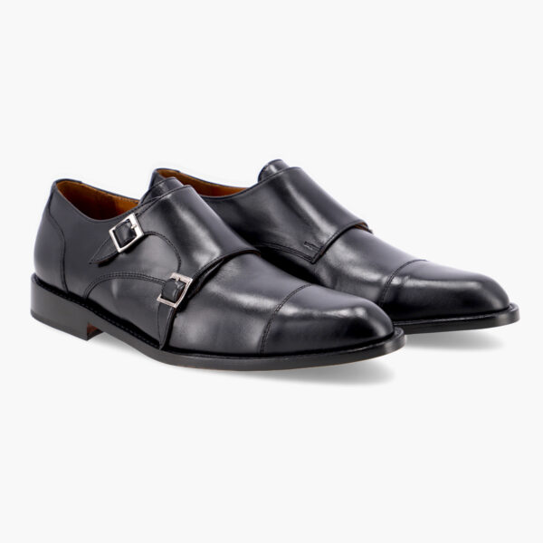 Caracterizados por su doble hebilla aportan el balance adecuado que necesita un variado armario de zapatos Este exclusivo modelo Monkstrap resulta perfecto para vestirse con traje en el día a día, remarcando su distinguida capellada.