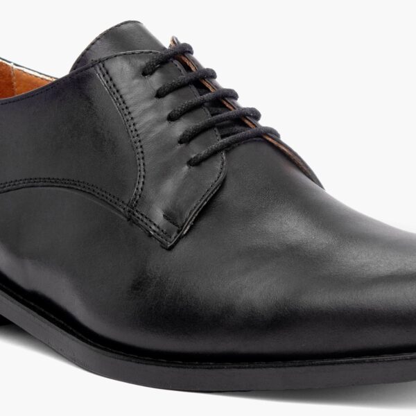Este elegante modelo Blucher encarna el espíritu artesanal clásico