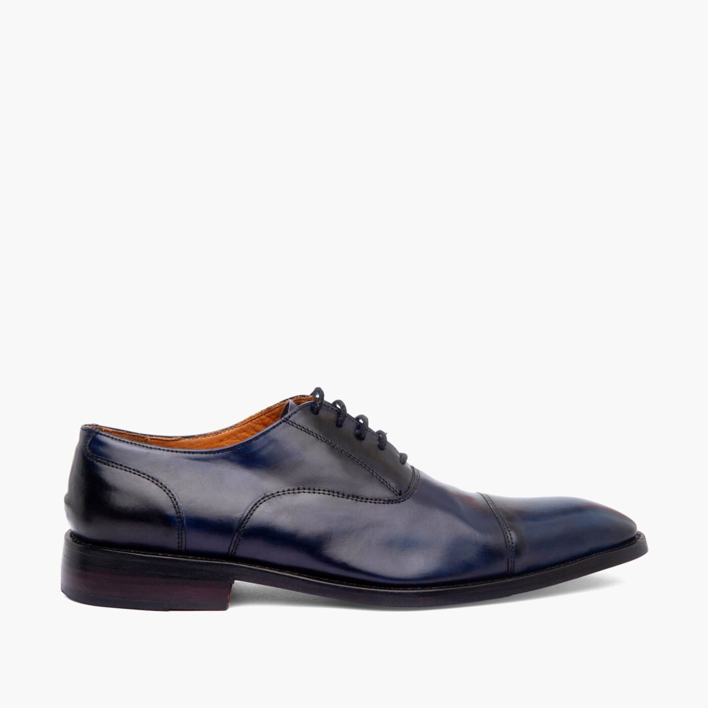 Este reconocido Oxford funciona a la perfección en looks más sofisticados con traje o para un estilo “business”.