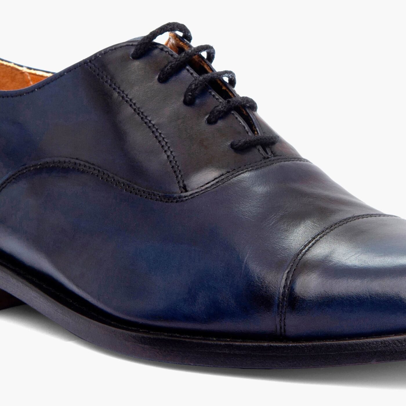 Este reconocido Oxford funciona a la perfección en looks más sofisticados con traje o para un estilo “business”.