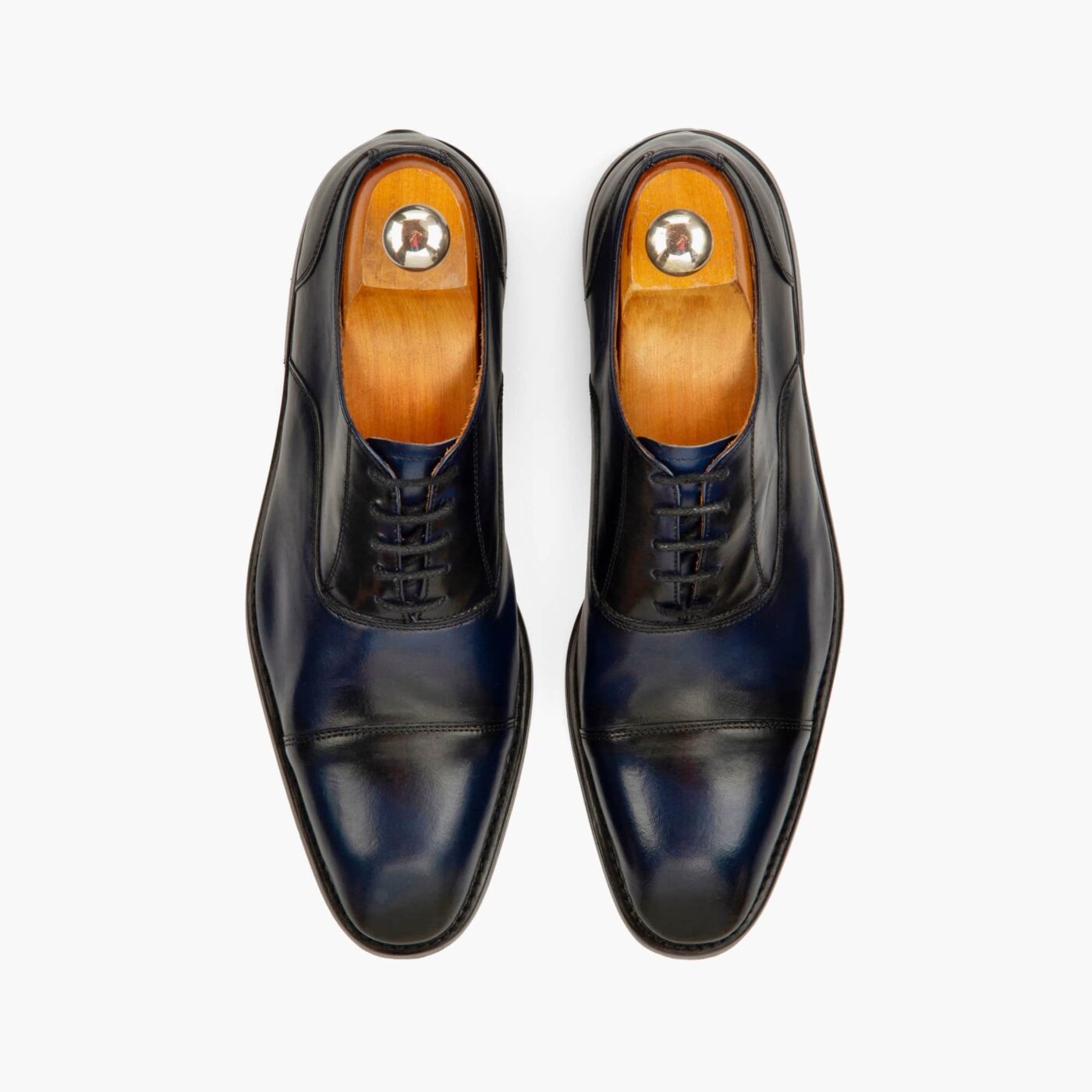 Este reconocido Oxford funciona a la perfección en looks más sofisticados con traje o para un estilo “business”.