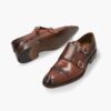 Caracterizados por su doble hebilla aportan el balance adecuado que necesita un variado armario de zapatos Este exclusivo modelo Monkstrap resulta perfecto para vestirse con traje en el día a día, remarcando su distinguida capellada.