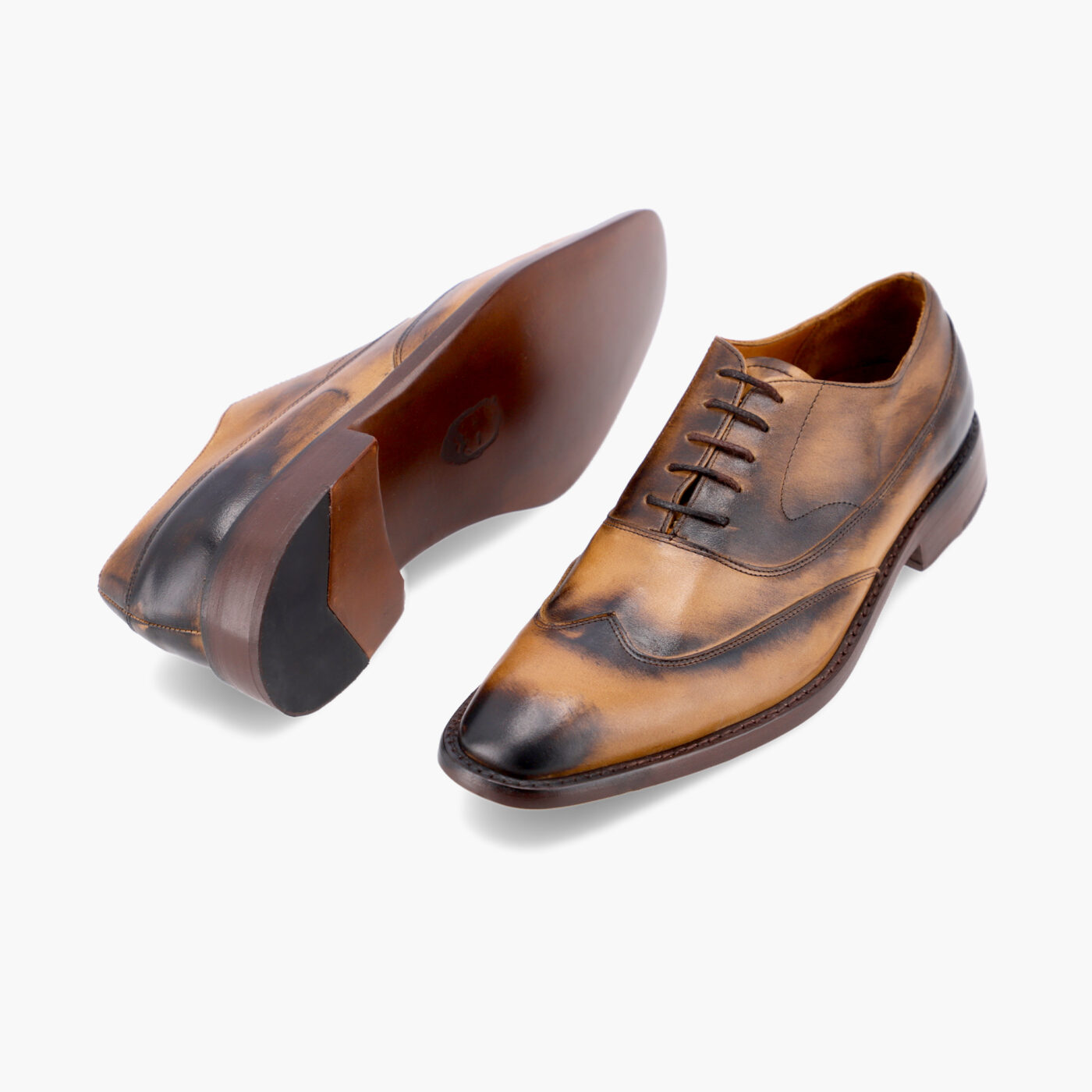 Elegancia y seriedad se combinan en estos magníficos zapatos Oxford con puntera en forma de alas. Nacieron para solucionarte la necesidad de elegir el modelo ideal para vestir elegante. Estilo atractivo e inteligente para el trabajo diario y eventos.