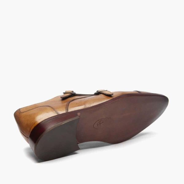 Caracterizados por su doble hebilla aportan el balance adecuado que necesita un variado armario de zapatos Este exclusivo modelo Monkstrap resulta perfecto para vestirse con traje en el día a día, remarcando su distinguida capellada.
