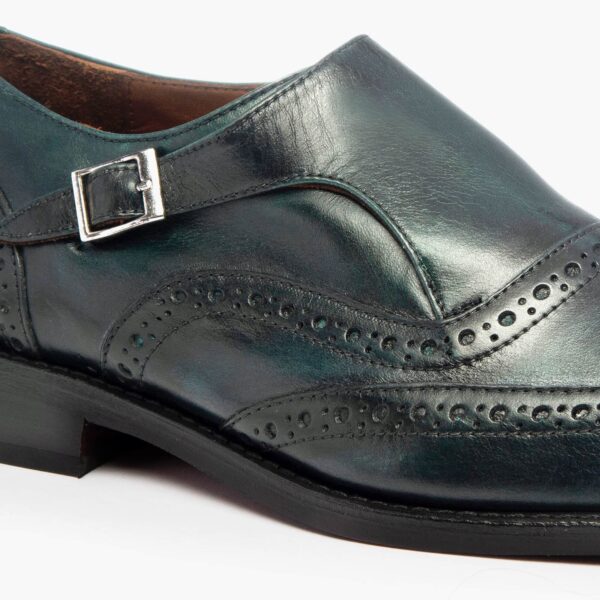 Exclusivo modelo Monkstrap Dueño de una llamativa punteada en sus costuras, la cual recorre todo el calzado, y una sutil hebilla plateada, brindando mayor refinamiento.